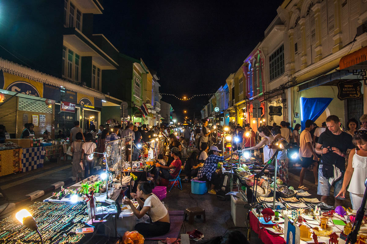 Sunday Walking Street Market (Lard Yai)